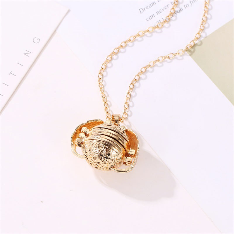 Goldene Halskette mit planetenförmigem Anhänger, modisches Schmuckstück für Damen.