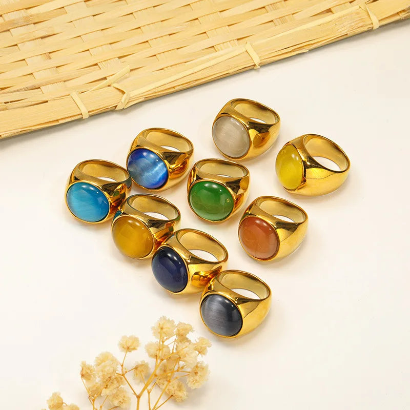 Neun goldene Ringe mit bunten Edelsteinen auf weißem Hintergrund, Schmuck, Accessoires.