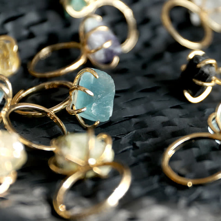 Goldene Ringe mit Edelsteinen auf schwarzem Hintergrund, Schmuck, luxuriös, modisch, Accessoires.