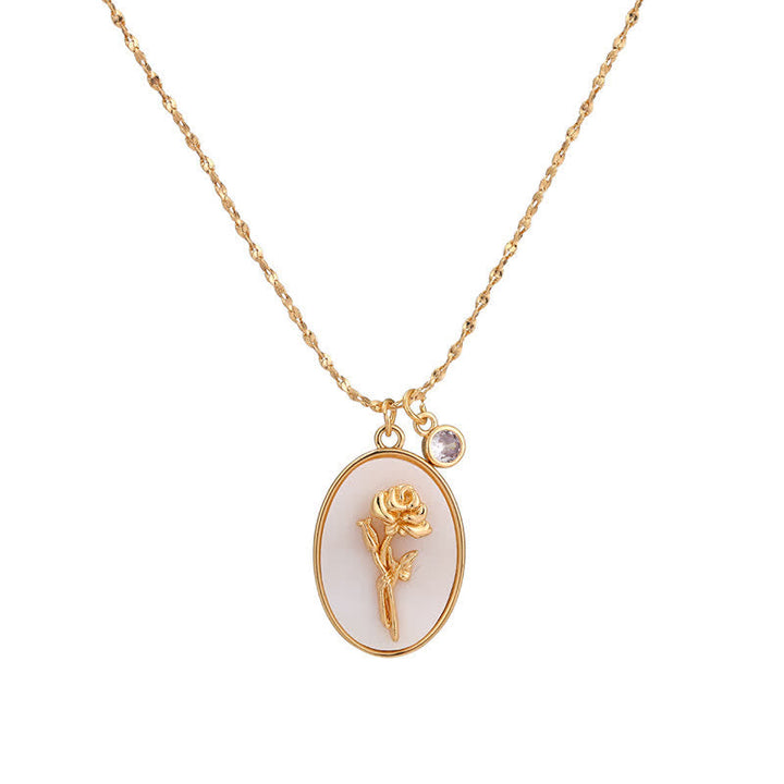 Goldene Halskette mit ovalem Anhänger, Rose-Design, Zirkonia, eleganter Schmuck.