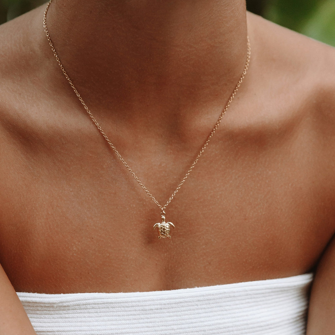 Goldene Schildkröten-Halskette, zarte Kette, Damen-Schmuck, modisches Accessoire.