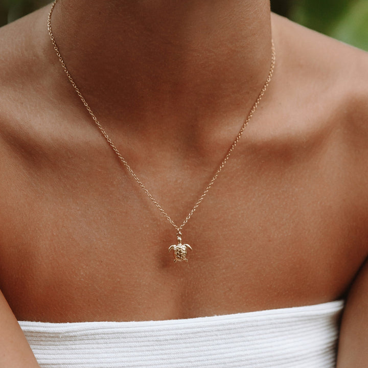 Goldene Schildkröten-Halskette, zarte Kette, Damen-Schmuck, modisches Accessoire.