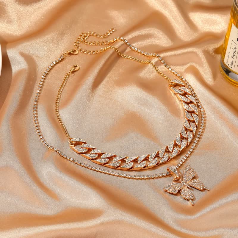 Goldene Halskette mit Schmetterlingsanhänger, funkelnde Strasssteine, elegantes Schmuckdesign.