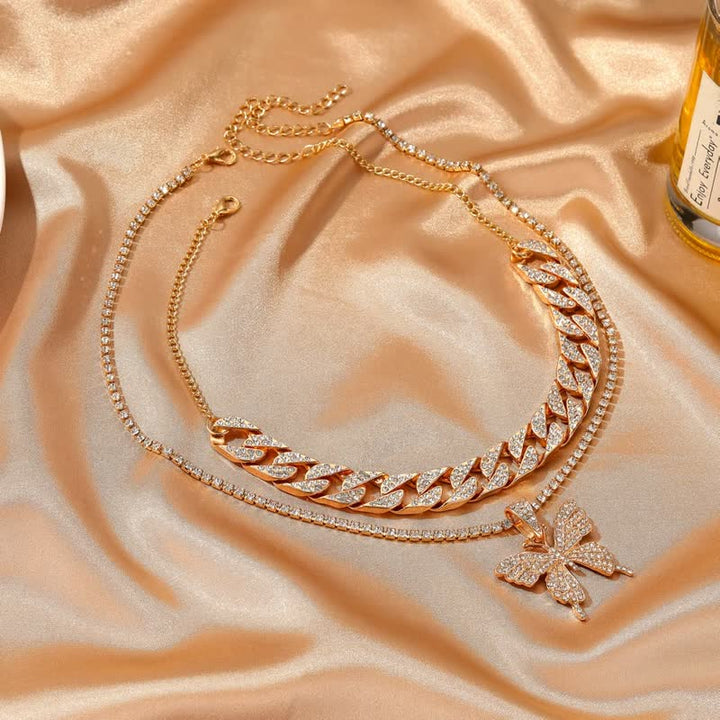 Goldene Halskette mit Schmetterlingsanhänger, funkelnde Strasssteine, elegantes Schmuckdesign.