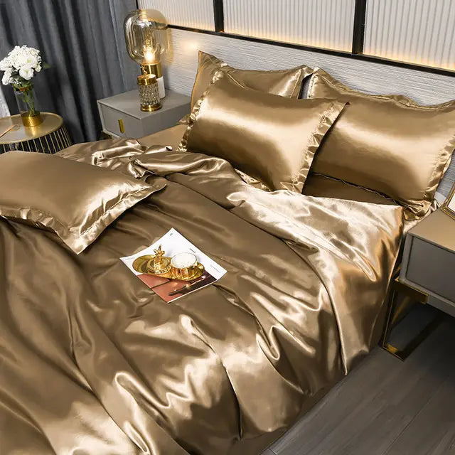 Luxuriöse goldene Satin-Bettwäsche-Set, glänzend, elegant, Schlafzimmer-Dekoration, modern.