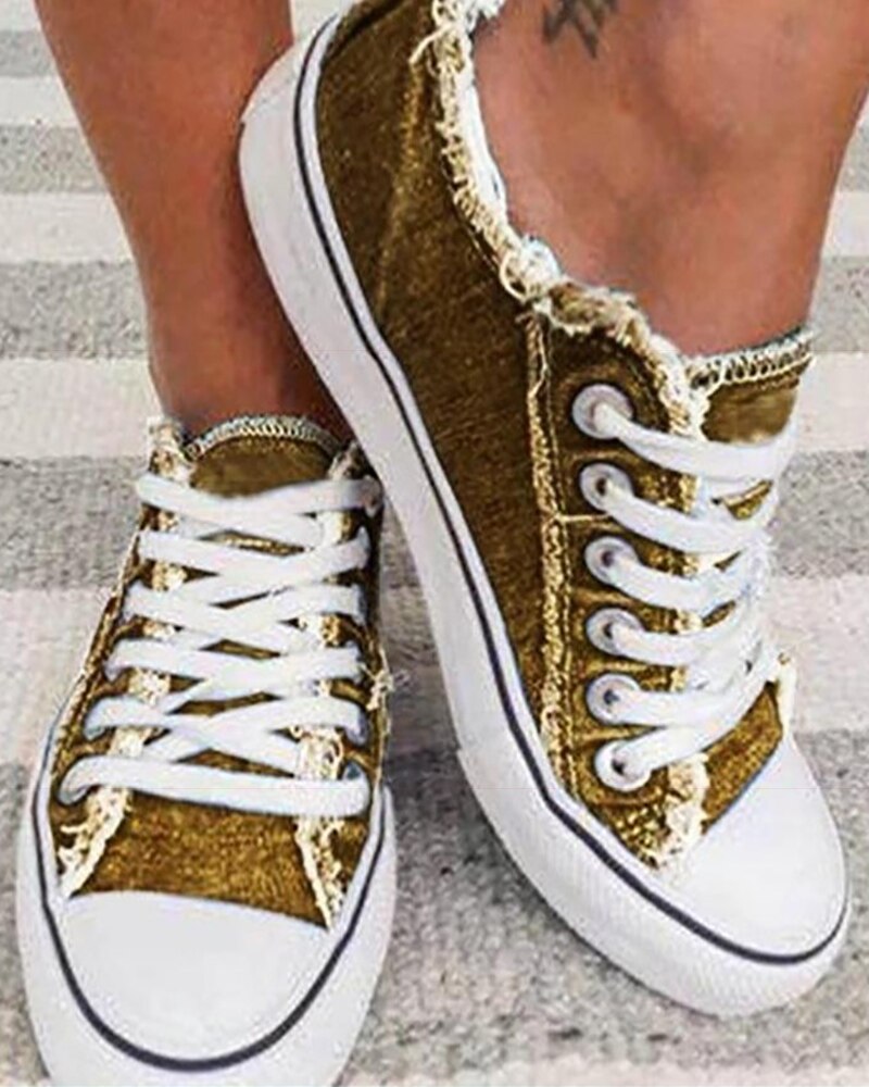 Goldene Sneaker mit weißer Sohle, Fransen-Design, Damenmode, Freizeitschuhe, Leinwandstoff.
