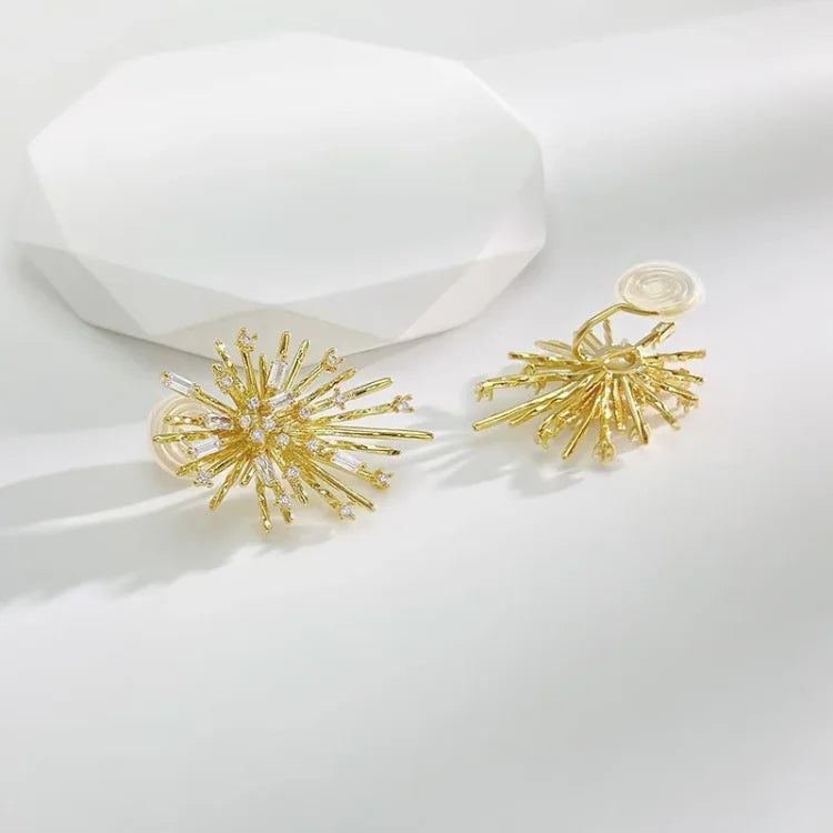 Goldene Ohrringe in Sonnenform, funkelnd, modisch, Schmuck für Damen, elegantes Design.