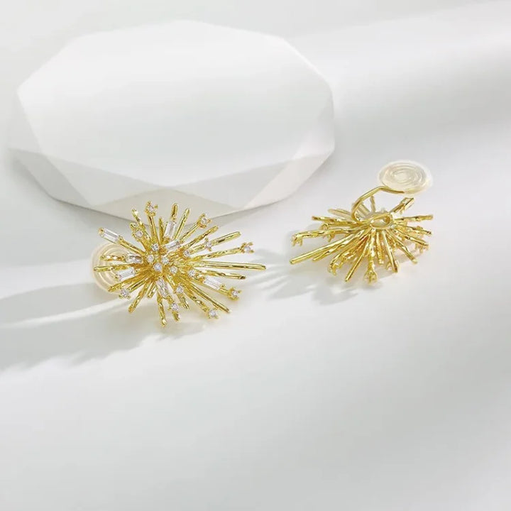 Goldene Ohrringe in Sonnenform, funkelnd, modisch, Schmuck für Damen, elegantes Design.