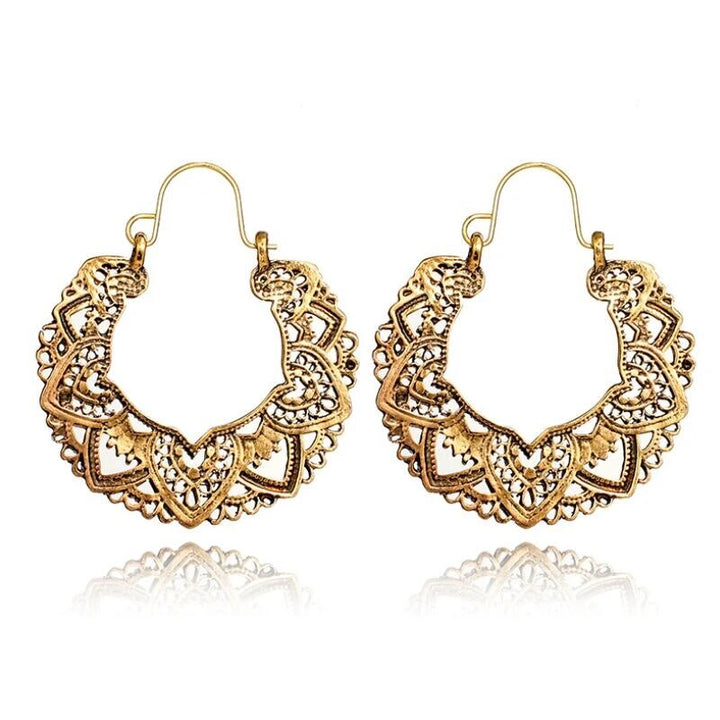 Goldene, filigrane Creolen-Ohrringe mit Herzmuster, Damen-Schmuck, modisch, elegant.