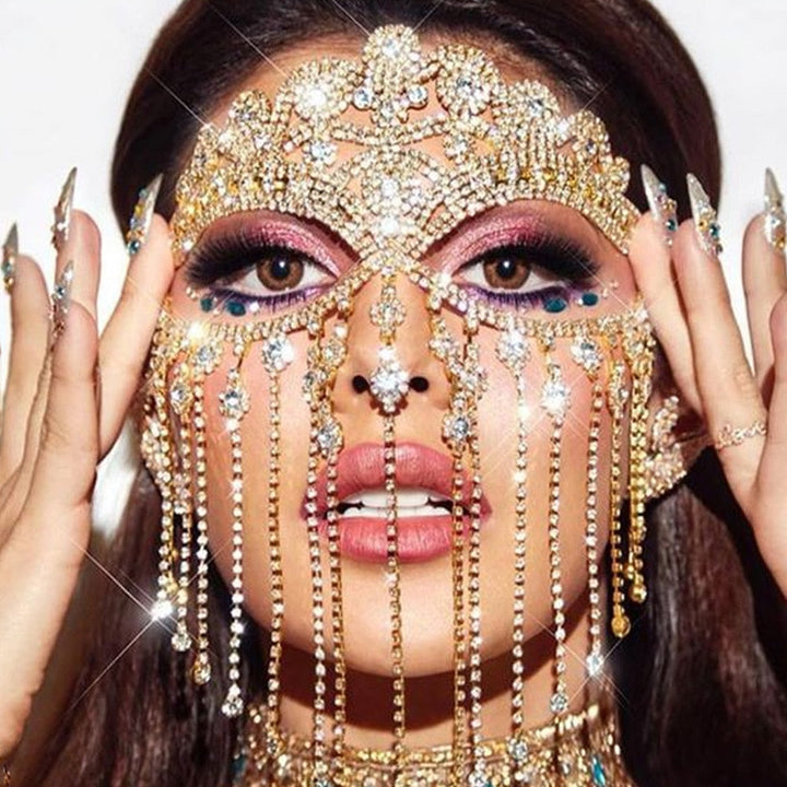 Frau mit goldener, juwelenbesetzter Gesichtsmaske, glamouröses Make-up, luxuriöser Schmuck.