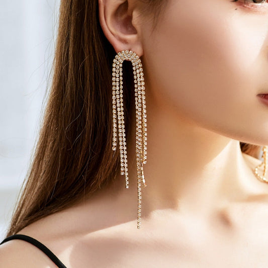 Funkelnde goldene Ohrringe mit Strass, lange Ketten, eleganter Schmuck für Damen.