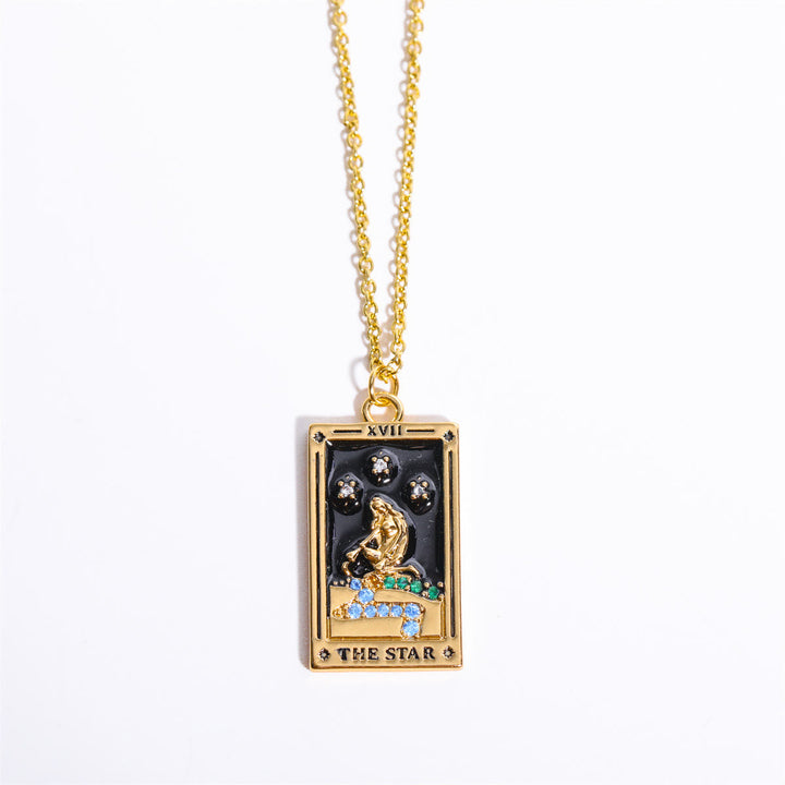 Goldene Tarot-Halskette mit Sternkarte-Anhänger, schwarzer Hintergrund, funkelnde Details.