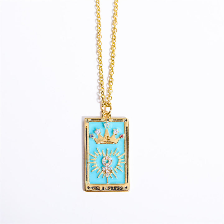 Goldene Halskette mit türkisfarbenem Tarot-Anhänger, "The Empress", modisch, elegant.