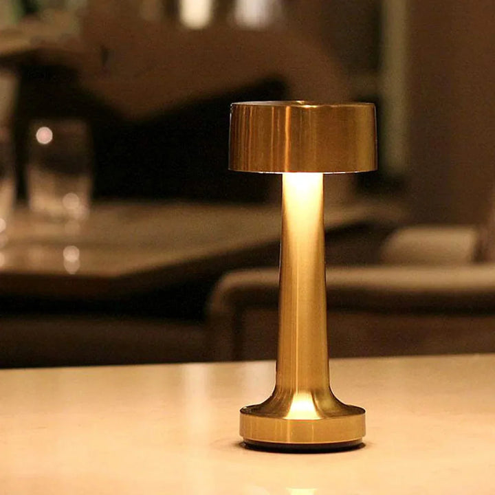 Goldene LED-Tischlampe, modern, Metall, dimmbar, für Wohnzimmer oder Büro, stilvolles Design.