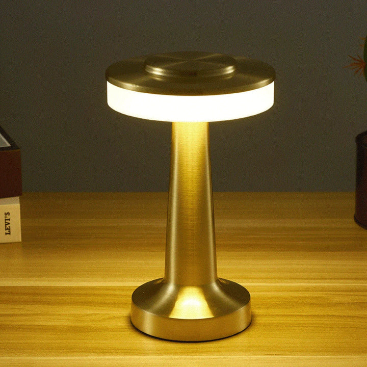 Goldene LED-Tischlampe, modern, dimmbar, energiesparend, für Wohnzimmer oder Büro.