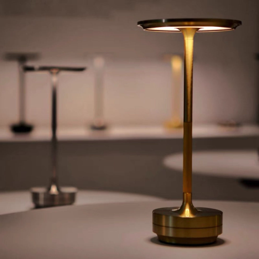 Goldene LED-Tischlampe, modern, minimalistisch, Metall, dimmbar, für Wohnzimmer oder Büro.