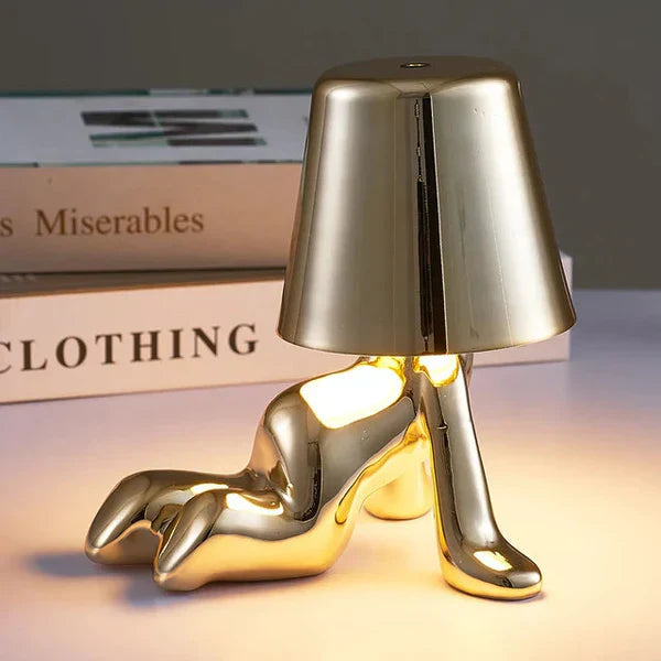 Goldene Tischlampe in Form einer Frau, modernes Design, dekorative Beleuchtung, Wohnzimmer.