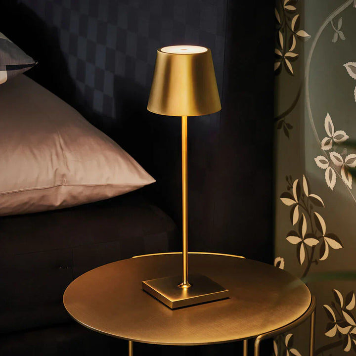 Goldene Tischlampe aus Metall auf rundem Tisch, modernes Design, Schlafzimmerdekoration.