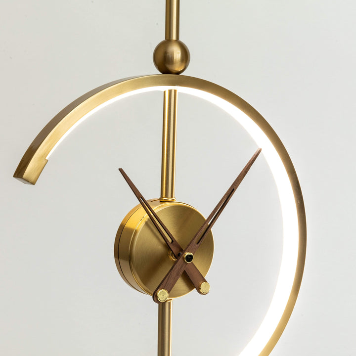 Goldene Nagoya Lampe mit modernem Design und LED-Beleuchtung, ideal für stilvolle Inneneinrichtung.