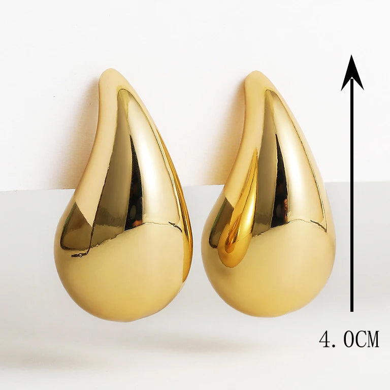 Goldene Tropfen-Ohrringe, glänzend, 4 cm, modisches Schmuckdesign, elegantes Accessoire.