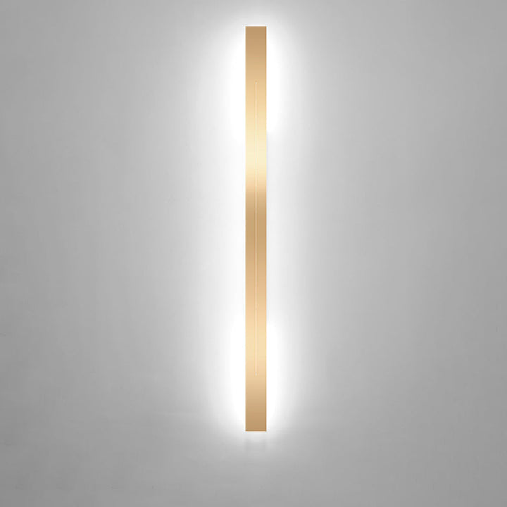 Goldene LED-Wandleuchte, vertikal, modernes Design, energiesparend, für Innenräume.