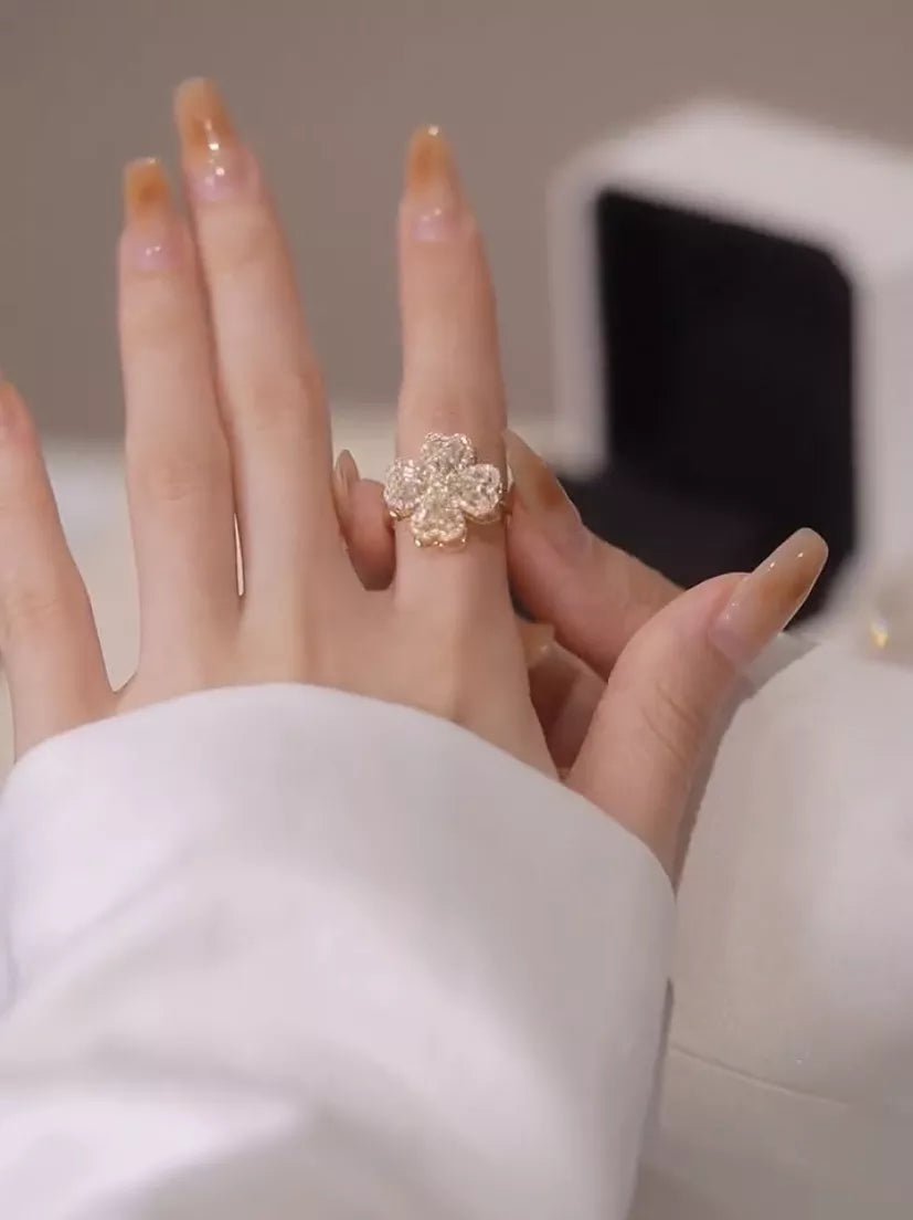 Goldener Blumenring mit Diamanten auf Hand, eleganter Schmuck, luxuriöses Accessoire, Nahaufnahme.