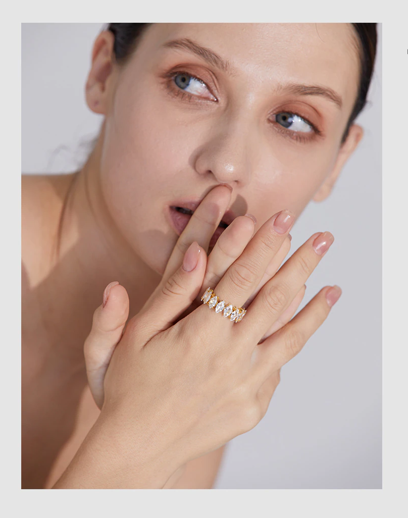 Frau trägt goldenen Diamantring, eleganter Schmuck, Nahaufnahme, Hand, stilvoll, luxuriös.