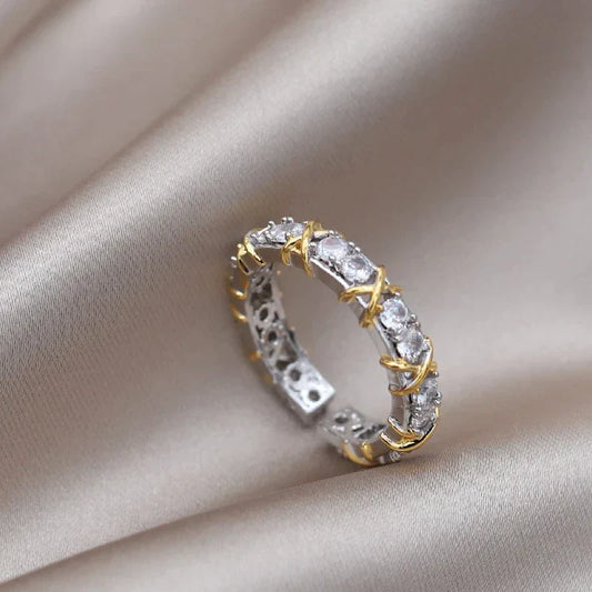 Goldener Ring mit Diamanten, elegantes Design, Schmuck für Damen, luxuriös, Geschenkidee.