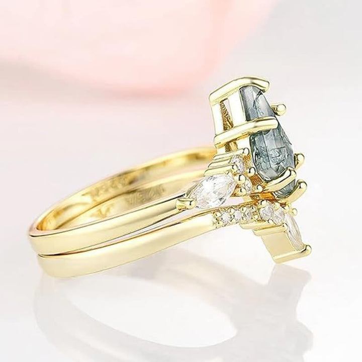 Goldener Verlobungsring mit Diamanten, elegantes Design, luxuriöser Schmuck, Geschenkidee.