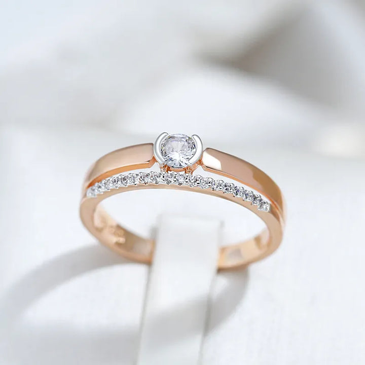 Rosegoldener Verlobungsring mit Diamanten, elegantes Design, funkelnder Schmuck für Damen.