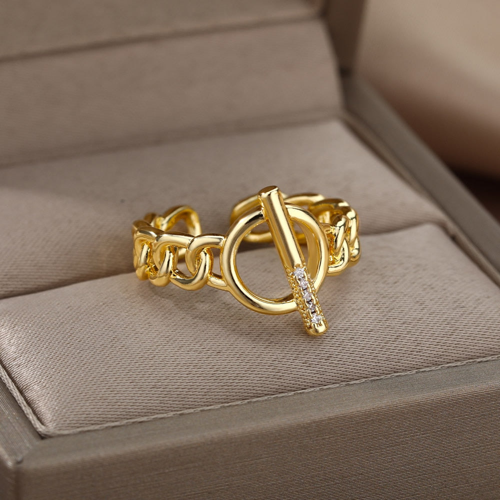 Goldener Ring mit Kettendesign und Zirkonia, eleganter Schmuck für Damen, modisches Accessoire.