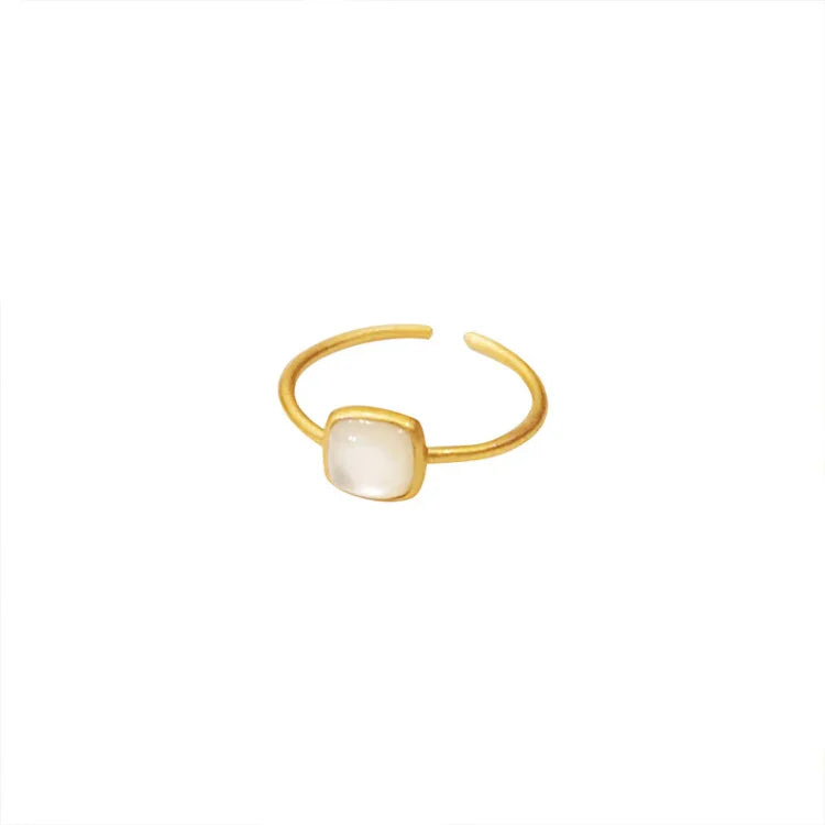 Goldener verstellbarer Ring mit quadratischem Mondstein, eleganter Schmuck für Damen.