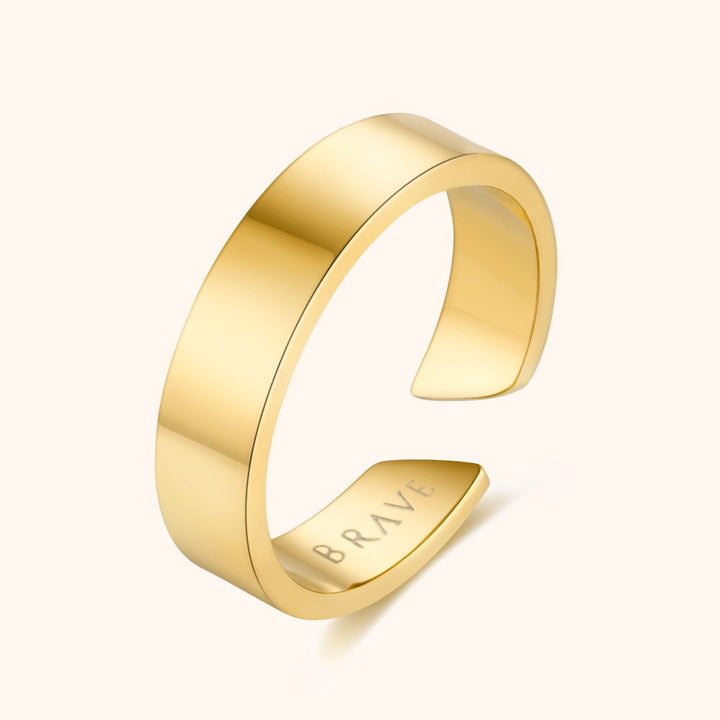 Goldener offener Ring mit Gravur "BRAVE", minimalistisches Design, Schmuck für Damen und Herren.