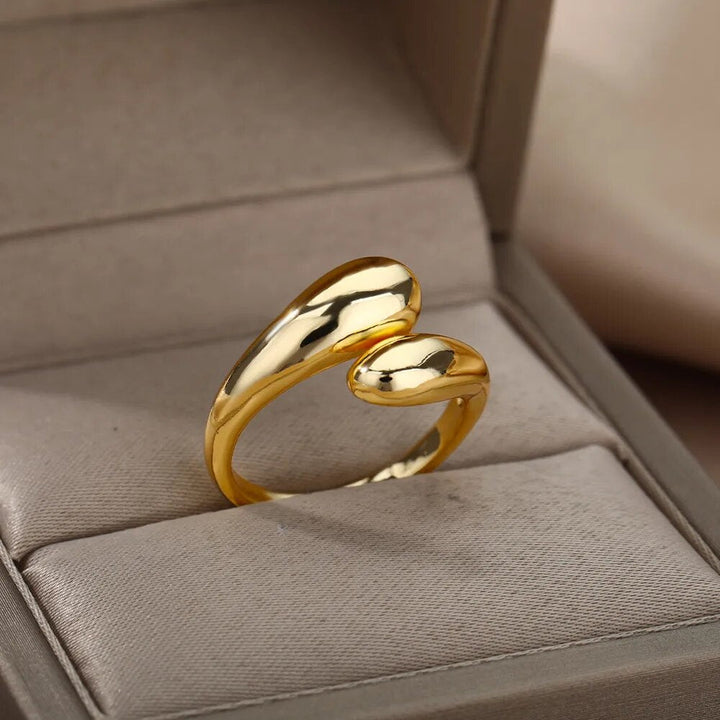 Goldener, verstellbarer Ring in Herzform, glänzend, in Schmuckschatulle.