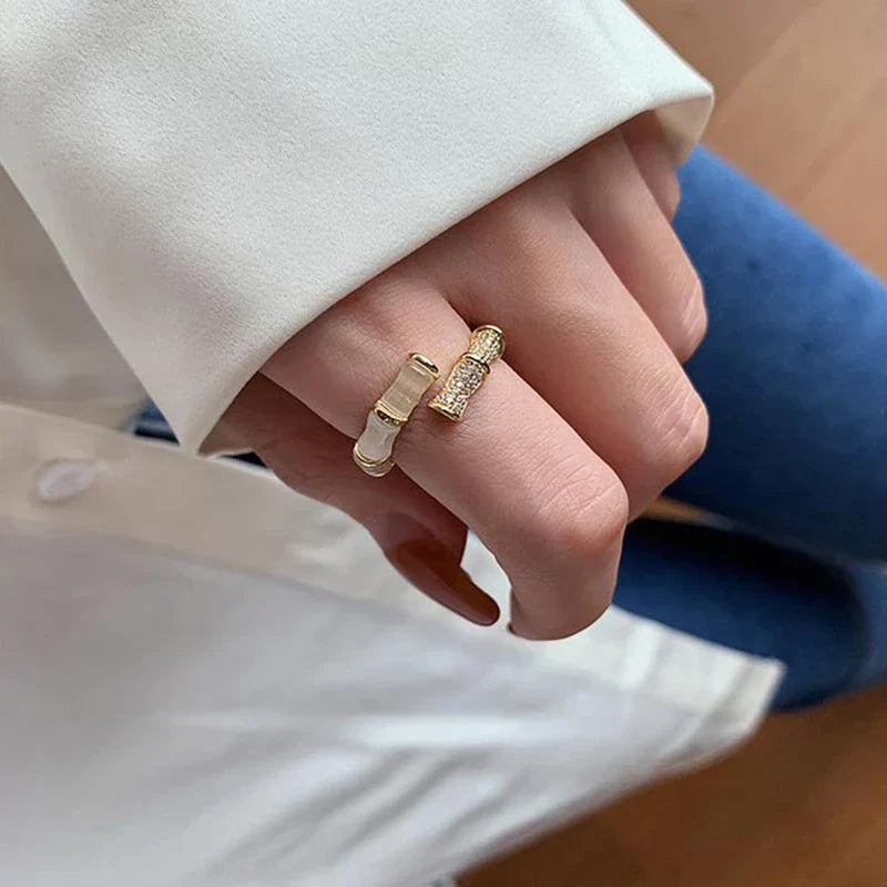 Goldener, verstellbarer Ring mit Zirkonia-Steinen auf Hand, elegantes Schmuckdesign.