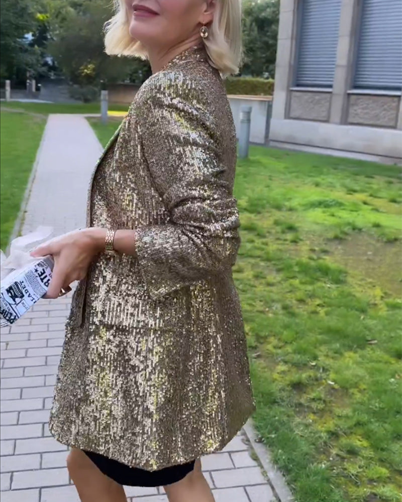 Frau in goldenem Paillettenblazer, Gehweg, Tageslicht, stilvoll, modisch, elegant, urban.