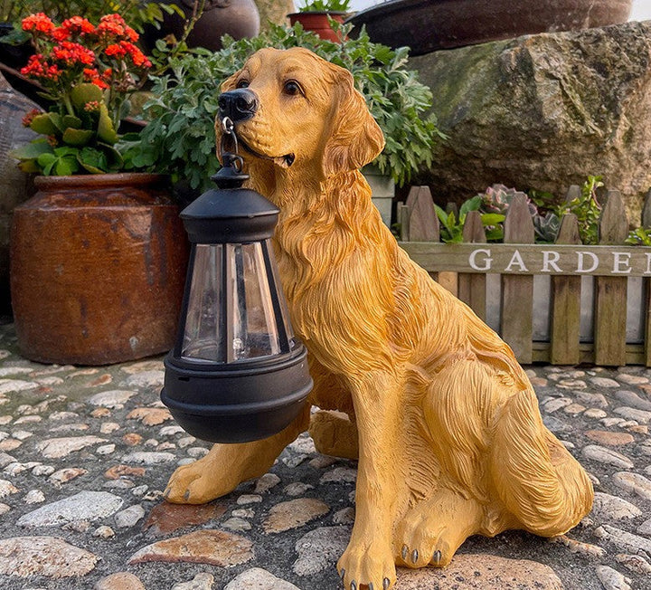 Goldener Retriever Gartenfigur mit Laterne, dekorative Hundeskulptur, wetterfest, realistisch.