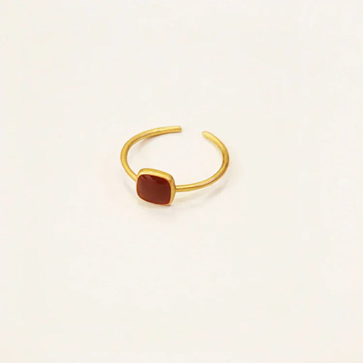 Goldener verstellbarer Ring mit rotem Stein, minimalistisches Schmuckdesign, modisch und elegant.