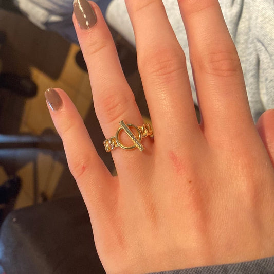 Goldener Damenring mit Zirkonia, elegantes Design, Schmuck für Frauen, modisches Accessoire.