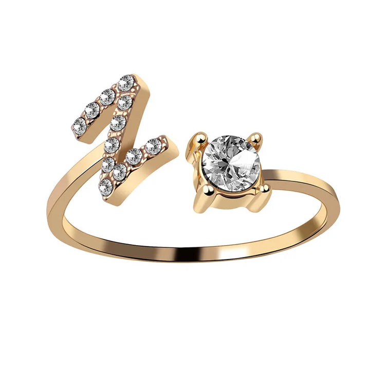 Goldener offener Ring mit Zirkonia-Steinen und rundem Kristall, elegantes Schmuckdesign.