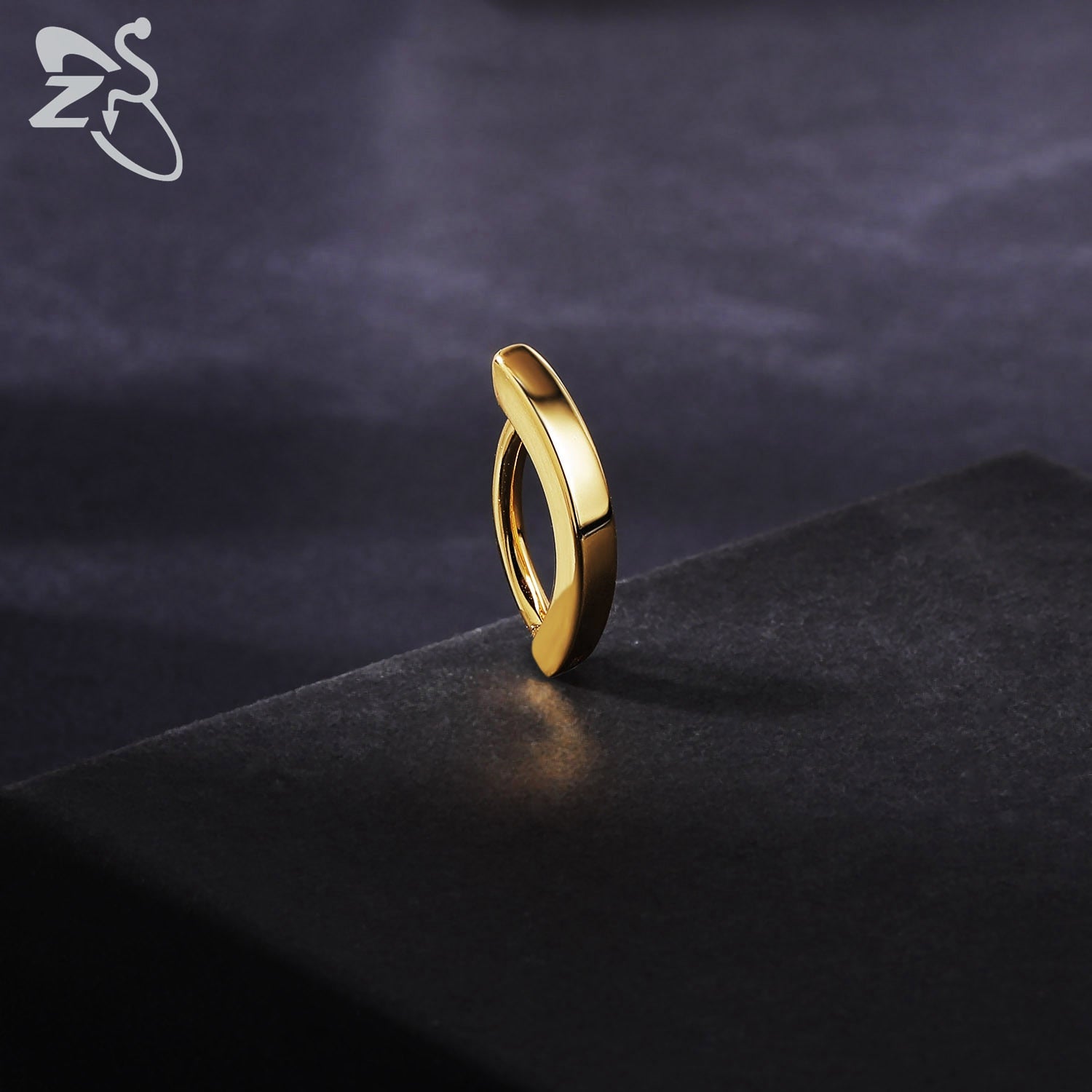 Goldener Edelstahlring, minimalistisches Design, glänzend, Schmuck für Damen und Herren.