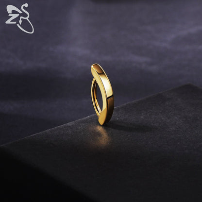Goldener Edelstahlring, minimalistisches Design, glänzend, Schmuck für Damen und Herren.