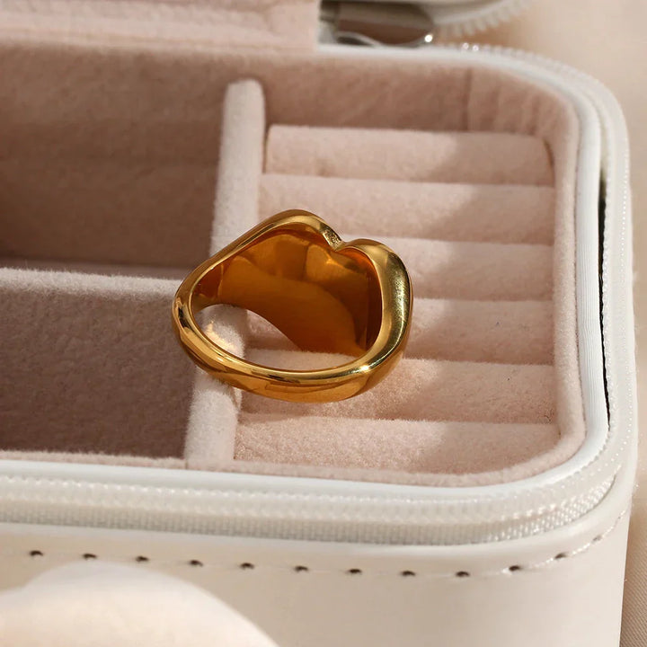 Goldener Ring in Schmuckschatulle, modernes Design, glänzend, Schmuckaufbewahrung, Geschenkidee.