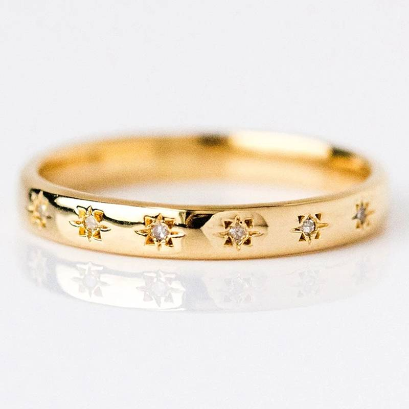Goldener Ring mit Stern-Diamanten, elegantes Schmuckstück, Damenring, luxuriöses Design.