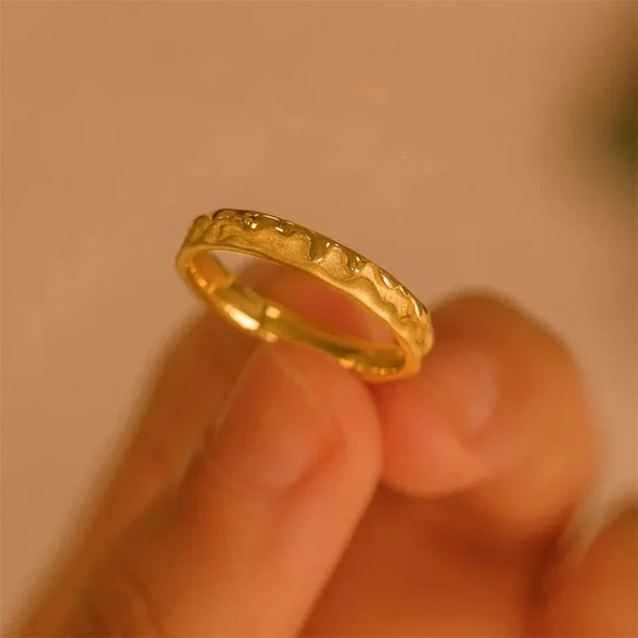 Goldener Damenring mit strukturiertem Design, eleganter Schmuck, modisches Accessoire.