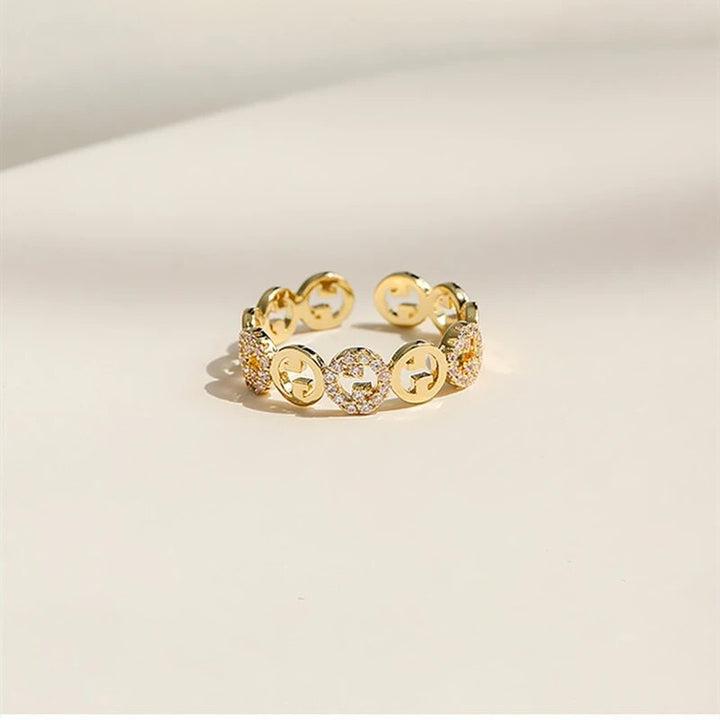 Goldener Ring mit funkelnden Zirkonia-Steinen, elegantes Schmuckdesign, modisches Accessoire.
