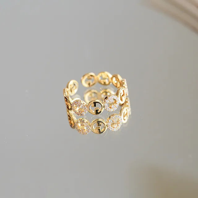 Goldener Damenring mit Zirkonia, filigranes Design, luxuriöser Schmuck, modisches Accessoire.