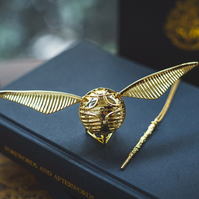 Goldener Schnatz Replik, Metall, auf Buch, Harry Potter Sammlerstück, Geschenkidee.