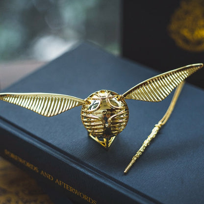 Goldener Schnatz Replik, Metall, auf Buch, Harry Potter Sammlerstück, Geschenkidee.