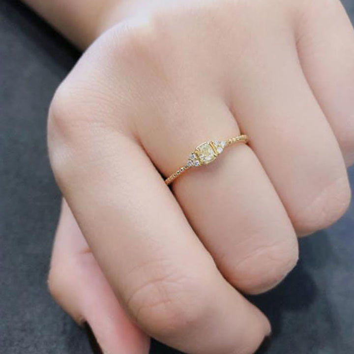 Goldener Verlobungsring mit Diamant auf Hand, elegantes Schmuckdesign, Damenring.